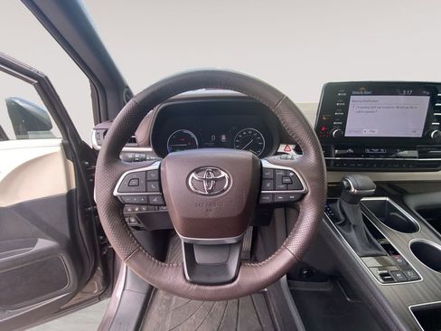 Used 2023 Toyota Sienna Platinum AWD/4WD image 7