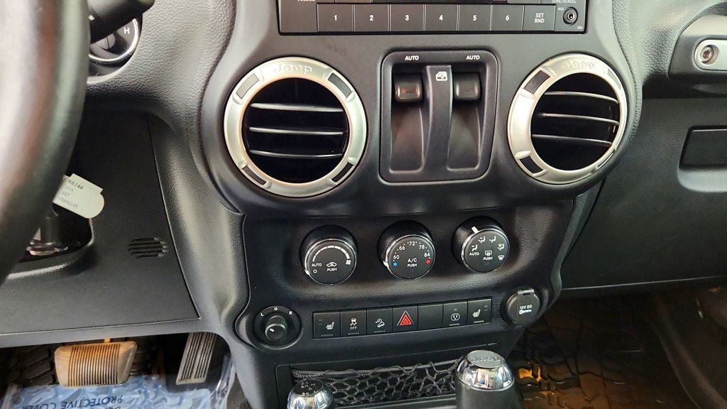 Used 2016 Jeep Wrangler Sahara w/ Connectivity Group AWD/4WD image 17