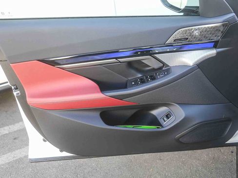 Used 2025 BMW i5 eDrive40i w/ M Sport Package image 17