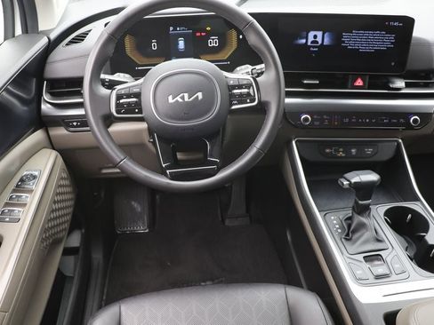 Used 2025 Kia Carnival FWD image 11