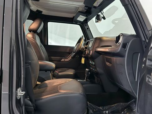 Used 2016 Jeep Wrangler Unlimited Sahara image 26