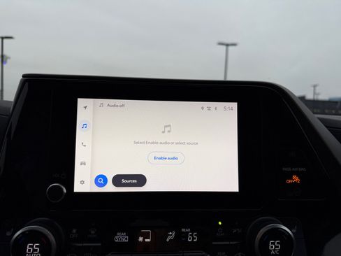 Used 2023 Toyota Highlander XLE image 16