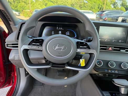 Certified 2025 Hyundai Elantra SE FWD image 11
