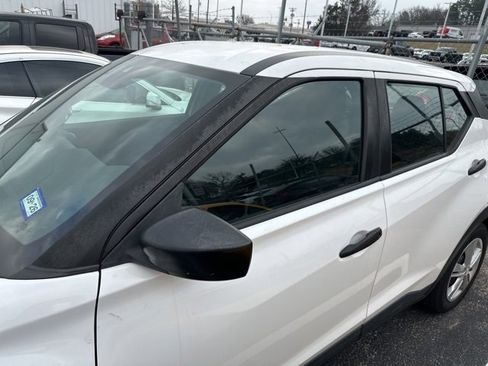 Used 2020 Nissan Kicks S image 3