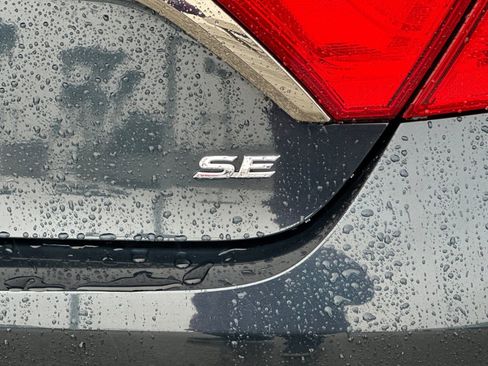 Used 2017 Toyota Camry SE image 24