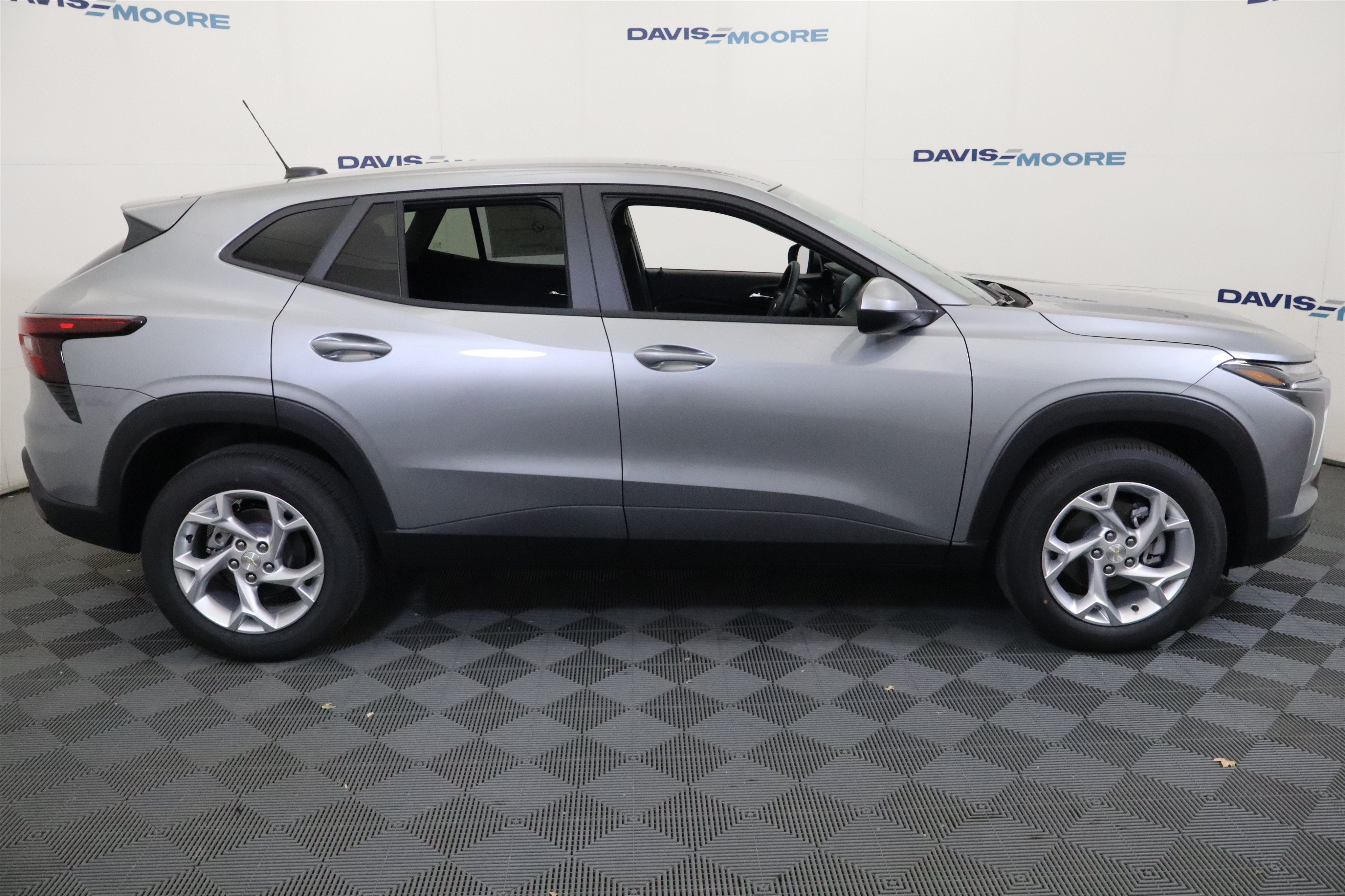 New 2026 Chevrolet Trax LS w/ LS Convenience Package FWD image 5