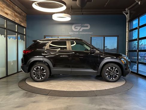 Used 2022 Chevrolet TrailBlazer LT w/ Convenience Package FWD image 2