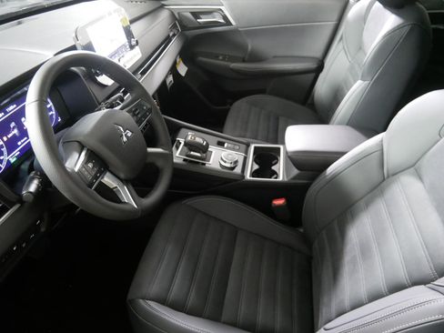 New 2025 Mitsubishi Outlander SE image 4
