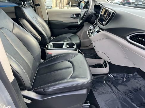 Certified 2024 Chrysler Pacifica Touring-L image 13
