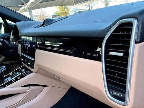Used 2020 Porsche Cayenne image 18
