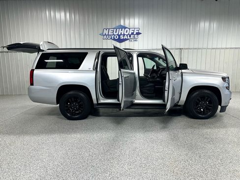 Used 2018 Chevrolet Suburban LT image 2