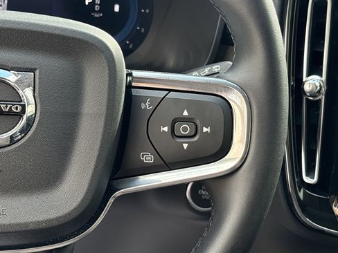 Used 2025 Volvo XC40 B5 Plus image 20