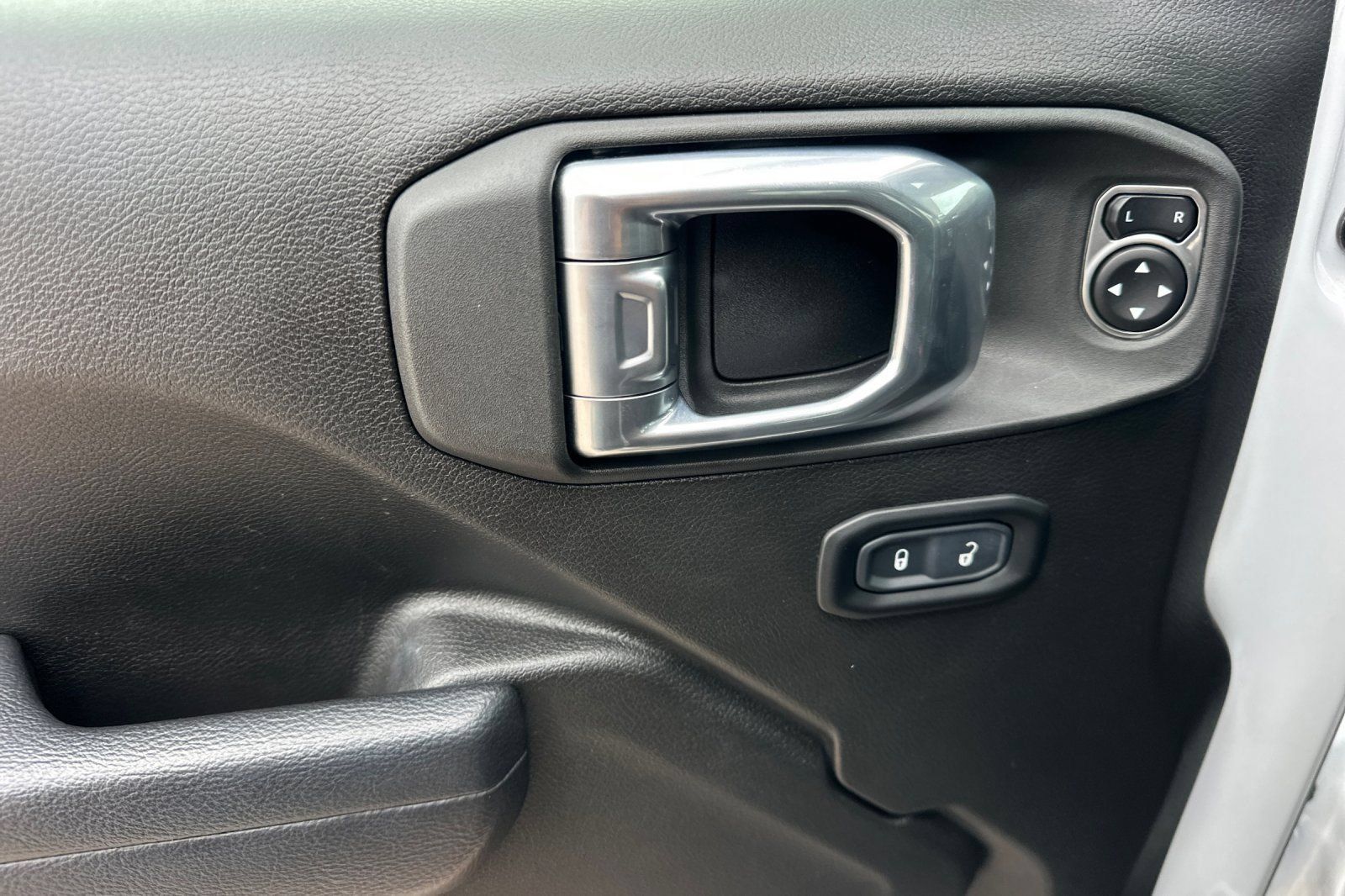 Used 2023 Jeep Wrangler Sport AWD/4WD image 11