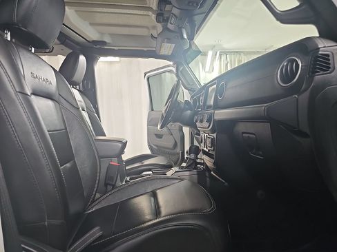 Used 2020 Jeep Wrangler Unlimited Sahara w/ Dual Top Group AWD/4WD image 13