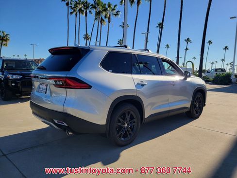 Used 2024 Toyota Grand Highlander image 4