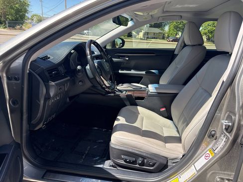 Used 2017 Lexus ES 300h w/ Luxury Package FWD image 4