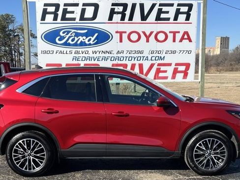 Used 2024 Ford Escape SE image 1