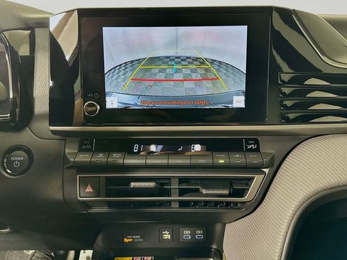 Used 2025 Toyota Camry SE image 13