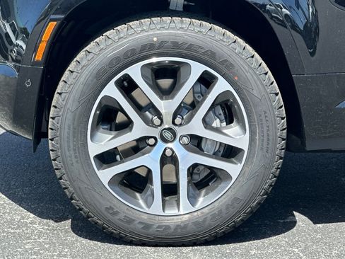 New 2024 Land Rover Defender 130 X-Dynamic SE image 24