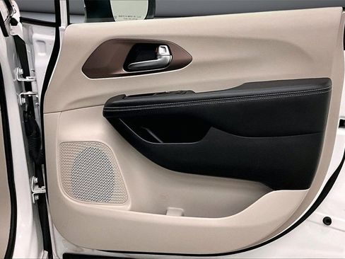 Used 2023 Chrysler Voyager LX image 29