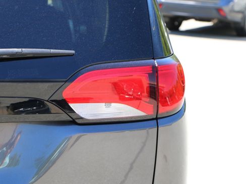 Used 2023 Chrysler Voyager LX FWD image 7