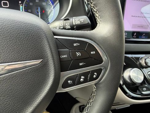 Used 2023 Chrysler Pacifica Touring-L FWD image 23