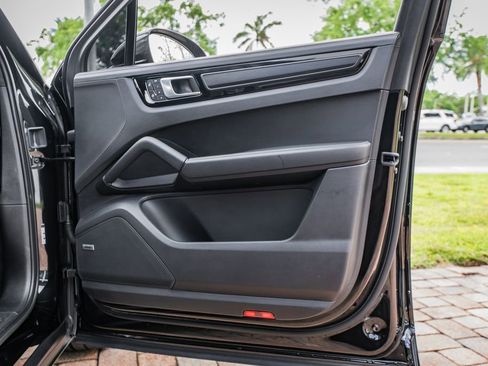 Used 2023 Porsche Cayenne Turbo GT image 33