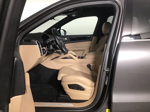 Certified 2022 Porsche Cayenne AWD/4WD image 5