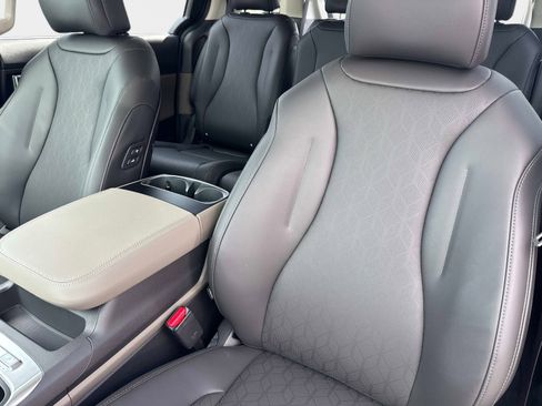 New 2026 Kia Carnival EX image 17