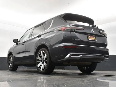 Used 2025 Mitsubishi Outlander SE image 12