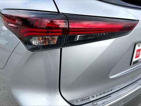 Certified 2025 Toyota Highlander Platinum AWD/4WD image 28