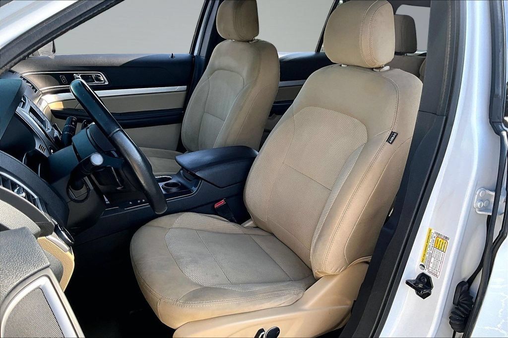 Used 2017 Ford Explorer XLT FWD image 25