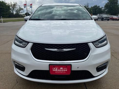 Used 2023 Chrysler Pacifica Touring-L FWD image 8