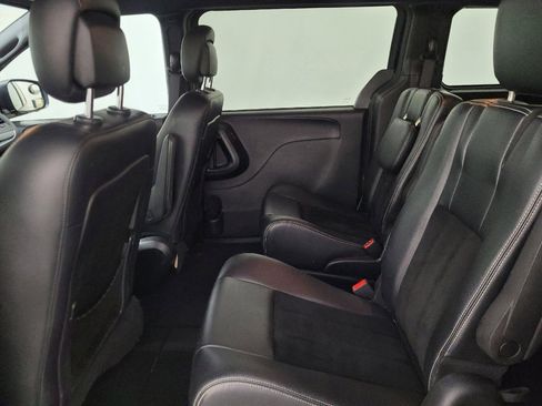 Used 2016 Dodge Grand Caravan SXT FWD image 18