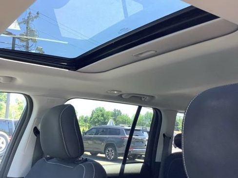 Certified 2023 Jeep Grand Cherokee Laredo AWD/4WD image 17