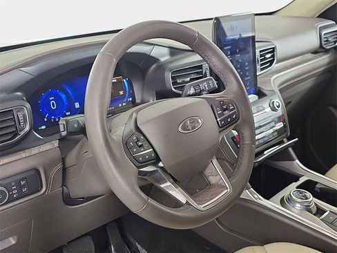 Used 2020 Ford Explorer Platinum w/ Premium Technology Package image 20