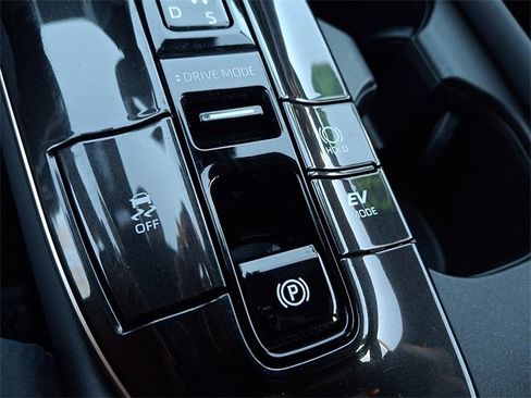 Used 2025 Toyota Crown Signia Limited image 25