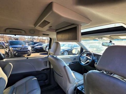 Used 2017 Toyota Sienna XLE Premium w/ Cargo Management Package image 32