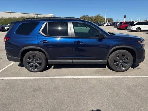 Used 2025 Honda Pilot Sport image 6