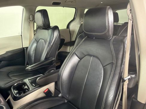 Used 2022 Chrysler Pacifica Touring-L FWD image 12