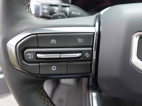 Used 2025 GMC Acadia AT4 w/ Luxury Package image 17