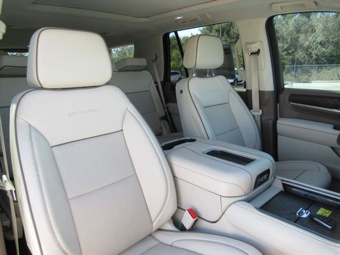 Used 2023 GMC Yukon Denali image 9