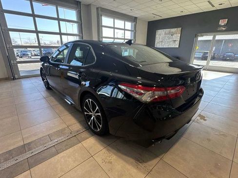 Used 2019 Toyota Camry SE w/ Sunroof Package image 5