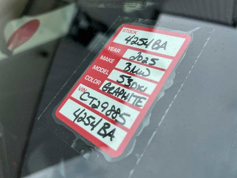 Used 2025 BMW 530i xDrive 530i xDrive w/ Premium Package image 18