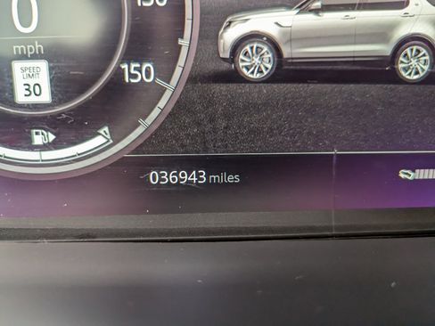 Used 2018 Land Rover Discovery HSE image 19