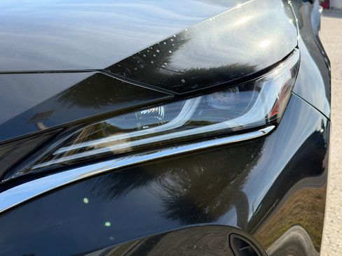 Used 2022 Toyota Venza XLE image 9