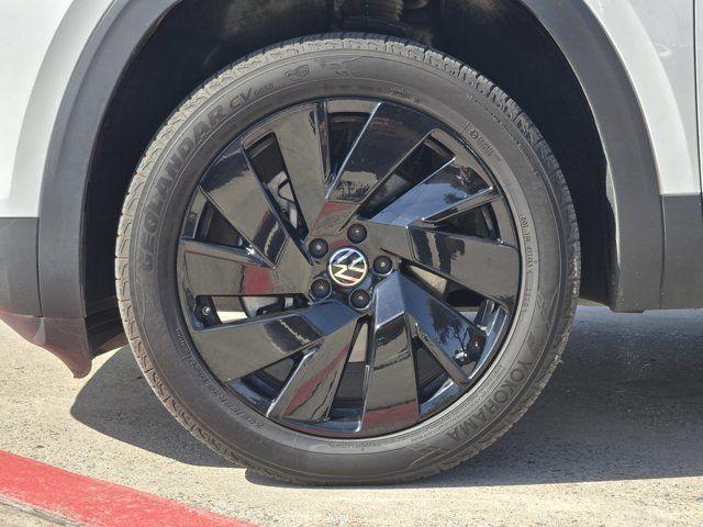 Used 2024 Volkswagen Atlas SE w/ Panoramic Sunroof Package FWD image 11