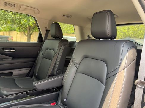 Used 2024 Nissan Pathfinder SL w/ SL Premium Package FWD image 27