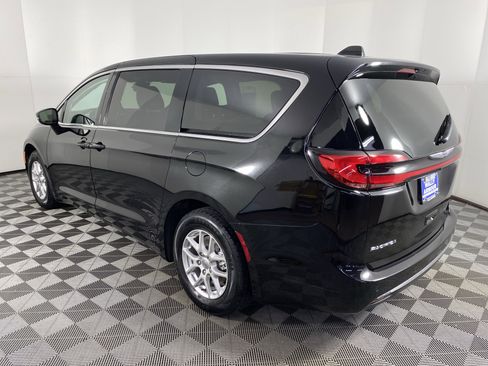 Used 2024 Chrysler Pacifica Touring-L image 9