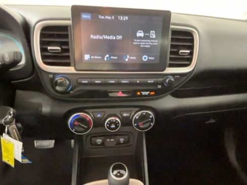 Used 2025 Hyundai Venue SE FWD image 27